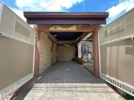 Teo’s Spacious and Affordable Staycation in Cabanatuan Отели в г. Кабанатуан