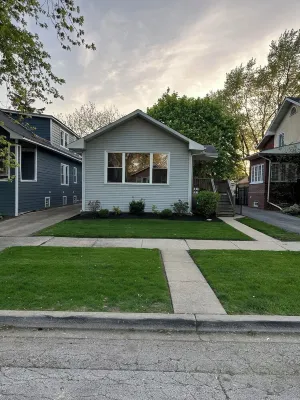 Charming 2-bedroom house in Maywood with WiFi, AC full basement with sofa bed