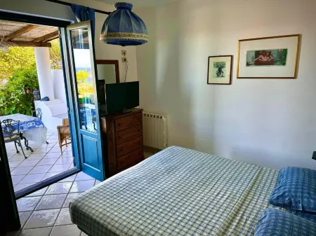 Aeolian Villa - Apartment with two bedrooms, sea view, and garden