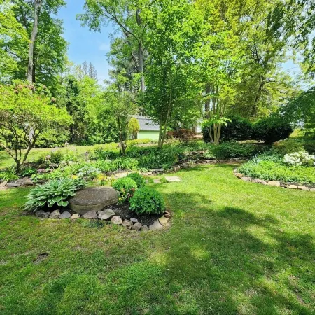 Charming 2-bedroom water oriented cottage with water access