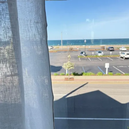 Charming 2-bedroom building in delightful Hull with ocean view Отели рядом с достопримечательностью «Пляж Нантаскет»