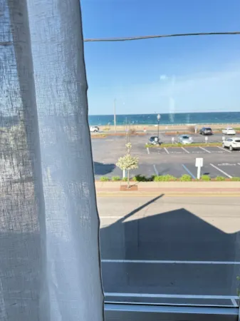 Charming 2-bedroom building in delightful Hull with ocean view Отели в г. Халл