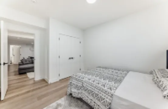 2-Bed, w/ In-Unit Washer & Dryer, Cozy Living,1-2 Min Drive to Anthony Henday! Hotel berhampiran Alberta Railway Museum