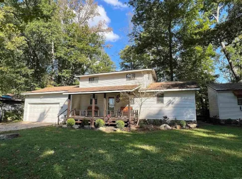 Spacious 3 Bedroom House with Guest House, Large Outdoor Space & Private Dock