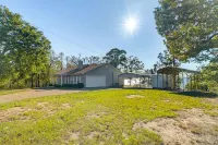 Charming 3-bedroom house with WiFi and AC off of Hwy 1215