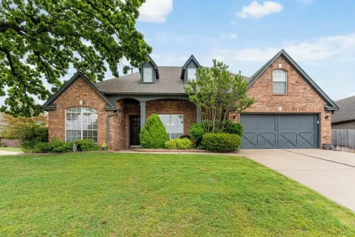 4-Bedroom, Game Room, BBQ Grill, and Pool Hotels in Bixby