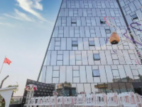 Noax Hotel โรงแรมในเมร์ซีน