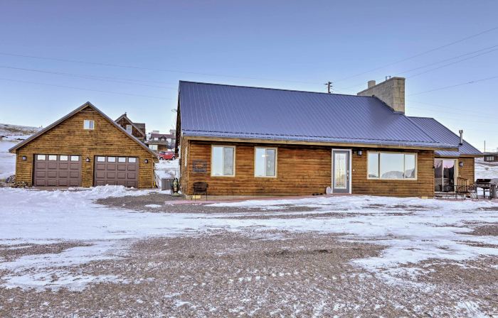 Centennial Cabin w/ Hot Tub, Sauna & Pool Table!