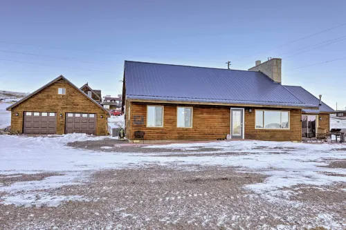 Centennial Cabin w/ Hot Tub, Sauna & Pool Table! - Homestay