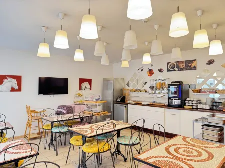 Hôtel et Résidence de la Transhumance Отели в г. Сен-Мартен-де-Кро