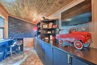 Massive Hatfield 'Loon Lodge' w/ Roller Rink - 3-stjärniga