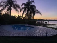 The Russell Lake House - プール