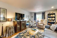 Peaceful Renton Retreat w/ Hot Tub Access!