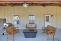 8 Mi to Kentucky Downs: Quiet Getaway w/ Patio - Homestays