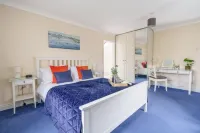 A spacious, luxury holiday home on the edge of the New Forest and the beach. Các khách sạn ở New Milton