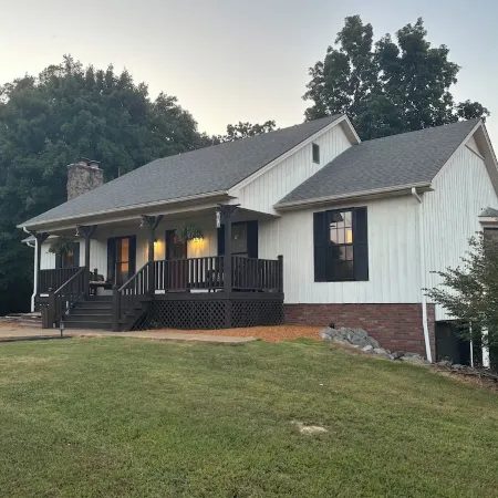 The Hidden Maple - 10 minutes to MSU - Pet & Kid Friendly - Secluded with Pond!