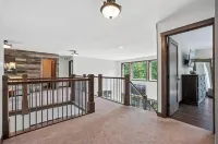 Exceptional property on Pelican Lake! Short walk to Breezy Resort, beaches, park Hotels in Breezy Point