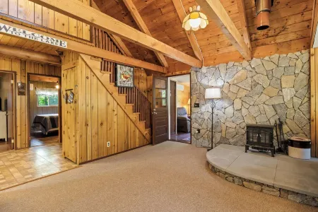 The Lake Escape - A Cozy Lakeside Cabin - Sleeps 8 - Grill, Kayak, Firepit