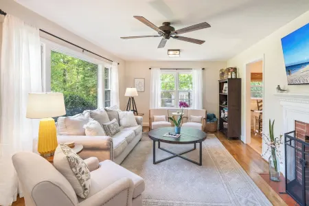 Bright, Cozy, and Just Minutes to the Best of Raleigh