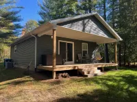 Charming 2-Bedroom Cabin on the River in Beaverton Hotels in Gladwin County