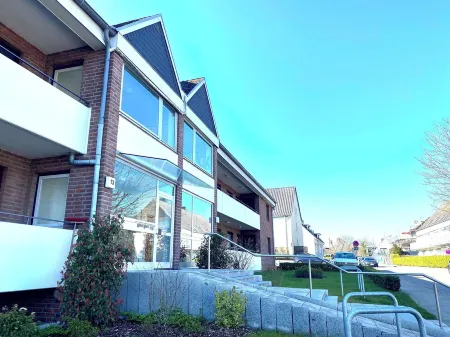 Apartment with 4 beds, south-facing balcony, underground parking space near the beach