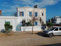 Nice 3-bedroom house with AC in Al Huwariyah