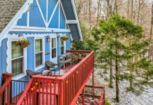 Blue Ridge Mountains Getaway Cabin • Skiing • Firepit • Outdoor Theater