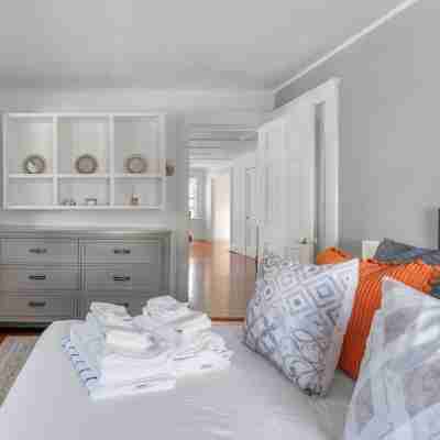 Charming 3-bedroom house with WiFi and AC  firepit Yarmouth Rooms