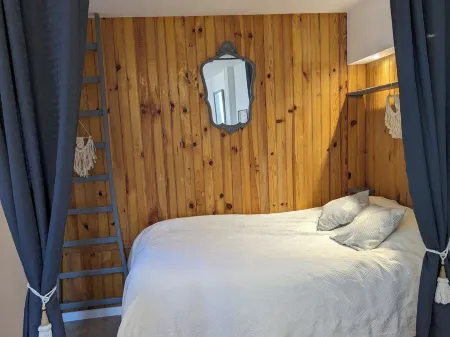 House sleeps 2 to 6 in a pretty medieval village Отели в г. Сен-Жерве-Сюр-Мар