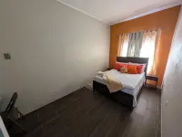 Spacious 4-bedroom house in charming Bon Accord with WiFi. 3 mins from beaches Crafter's Steak House and Grill附近的飯店