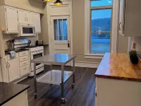 Charming Downtown Apartment with Bluff Views in Historic Decorah. โรงแรมในเดคอราห์