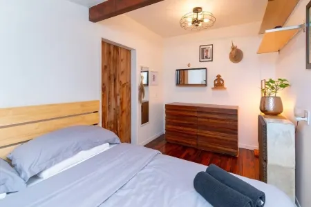 Cozy Cabin with Hot Tub and Fire Pit Отели в г. Иннисфил