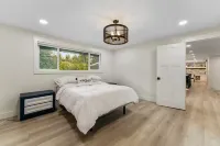 Beautifully remodeled, spacious 4-bedroom house in peaceful Eugene with WiFi, AC