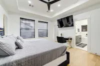 6BR Funhouse w/ Court, Pool Table Dining & TV in Every Bedroom Hotel di 