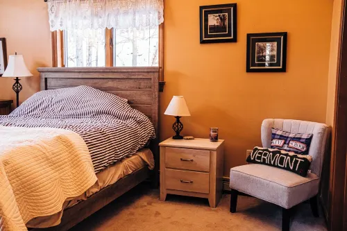 Private 3-bedroom cabin with WiFi and backyard! 스프링필드 호텔