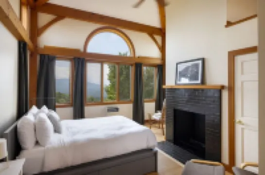 White Mountains Getaway w/ Sauna & Stunning Views