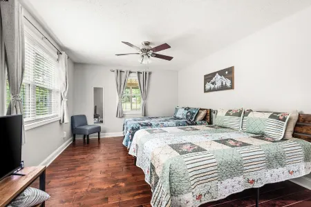 Charming Farmhouse Getaway – Peaceful Country Escape with Modern Comforts!