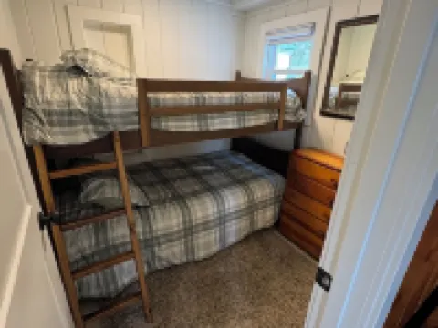 Lakefront 2 Bedroom Cottage Getaway on Chippewa Lake, Michigan Hotéis em Mecosta County