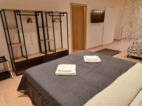 Modern apartment in Oberbexbach, for up to 5 people, with desk & parking space Hotels in Bexbach