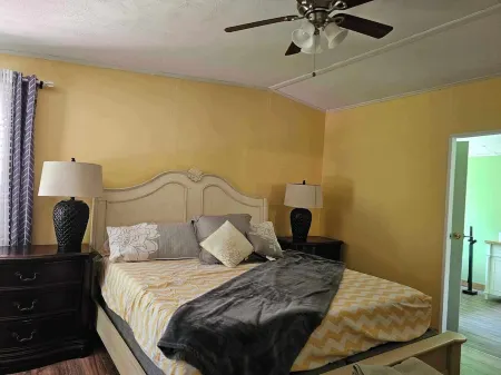 Enzo's  Retreat. 6 minutes to Ichetucknee Springs! Family friendly