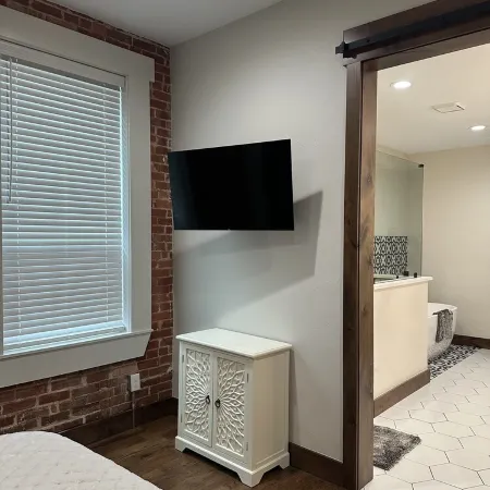 Charming 1-bedroom apartment in delightful Aubrey with WiFi, AC