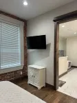 Charming 1-bedroom apartment in delightful Aubrey with WiFi, AC