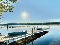 Charming 4-bedroom cottage with AC, WiFi on Little Sebago Lake waterfront Hotels in Gray