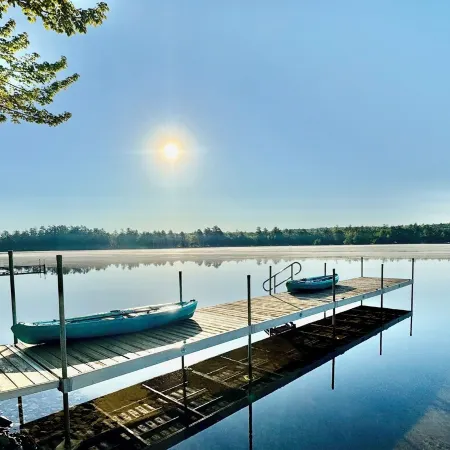 Charming 4-bedroom cottage with AC, WiFi on Little Sebago Lake waterfront Отели в г. Грей