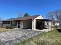 Quite 3-bedroom house in terrific Bedford with AC, WiFi Hotels in Bedford