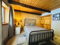 3-bedroom chalet in fabulous Bartlett, wonderful spot close to Storyland Hotels in Glen