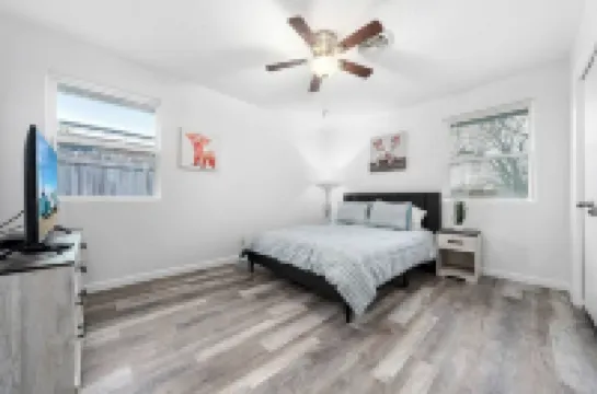 Charming 3/2, 2 Miles to BSW, Walk to Shopping- Temple, TX