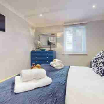 Modern Marina View Retreat | 3BR | Free Parking | Waterfront Bliss Rooms