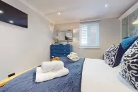 Modern Marina View Retreat | 3BR | Free Parking | Waterfront Bliss