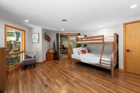 Birchwood Retreat: spacious & modern forest refuge Отели в г. Торнтон